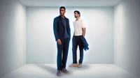 Homens em uma sala branca vestindo roupas tecnológicas.