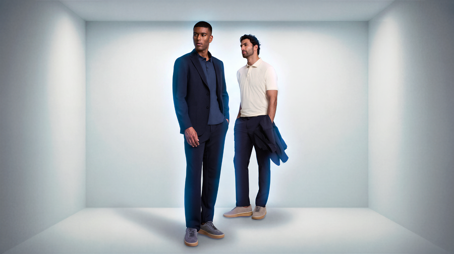 Homens em uma sala branca vestindo roupas tecnológicas.