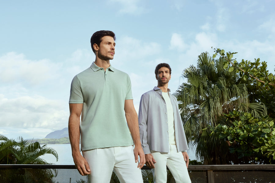 Dois homens utilizando peças leves e confortáveis seguindo a moda masculina para o verão. 
