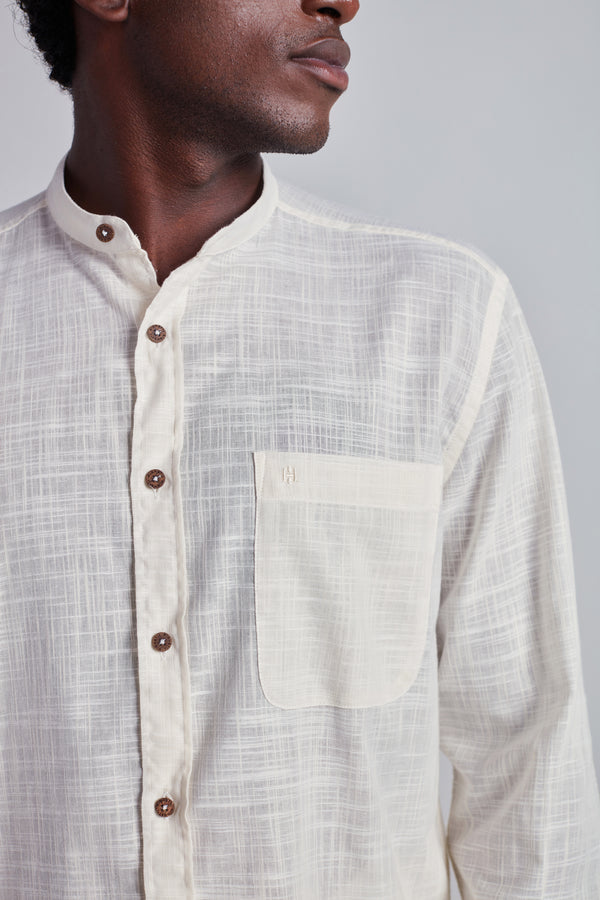 Camisa com Bolso Gola Padre Slub Comfort - Bege