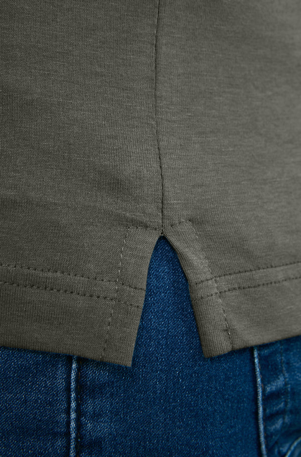 Polo Manga Longa com Bolso Comfort Premium - Verde Escuro
