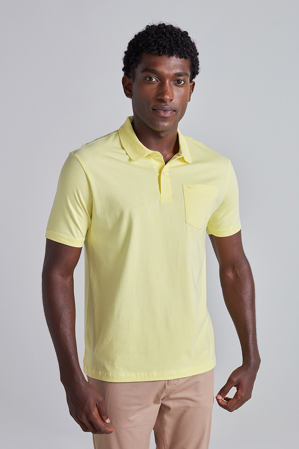 Polo Manga Curta com Bolso Comfort Malha Básica - Amarelo Manteiga
