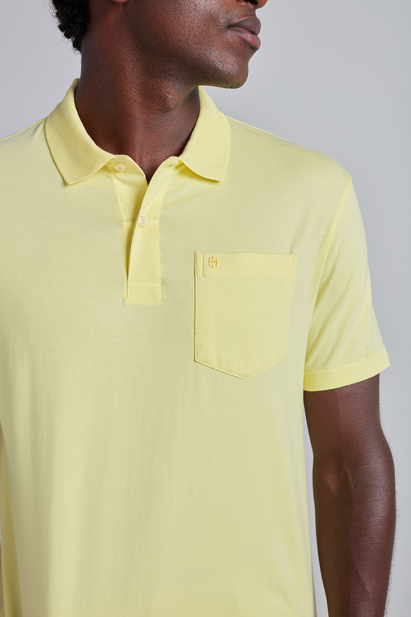 Polo Manga Curta com Bolso Comfort Malha Básica - Amarelo Manteiga