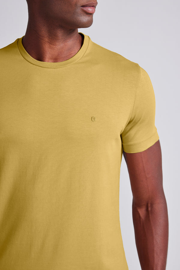 Camiseta Manga Curta Malha Básica Slim Fit - Amarelo Mostarda