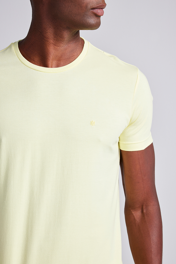 Camiseta Manga Curta Malha Básica Slim Fit - Amarelo Manteiga